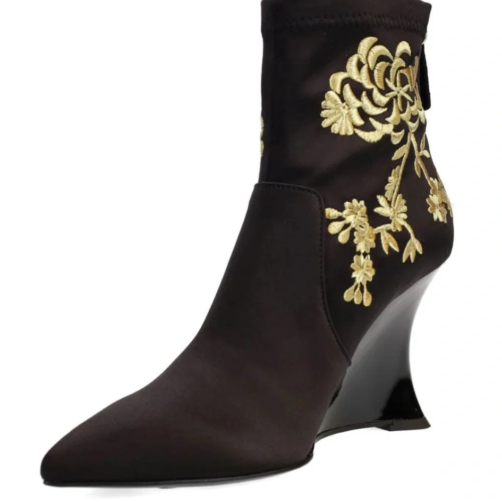 NWT Natori Satin Embroidery Wedge Ankle Boot Size 6,5
